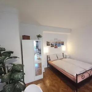 Apartman A+, Budapest